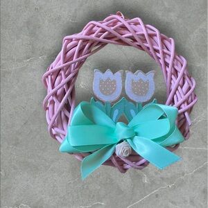 Pink small wicker wreath 
With wooden flower 6x6x1